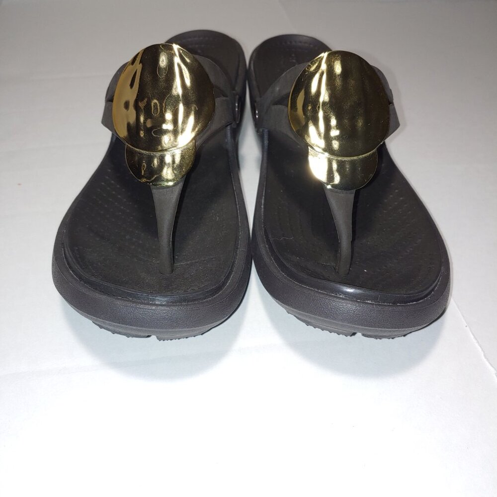 Crocs Dual Comfort Gold Tone Medallion Black Wedge Flip Flop Sandals Sz 10 - Picture 2 of 7